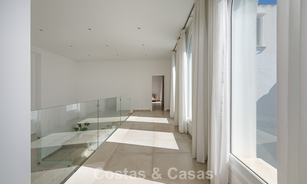 Majestuosa villa modernamente renovada con vistas panorámicas al mar en venta en una amplia parcela al este del centro de Marbella 796521
