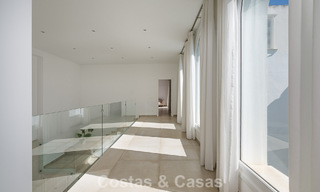 Majestuosa villa modernamente renovada con vistas panorámicas al mar en venta en una amplia parcela al este del centro de Marbella 796521 