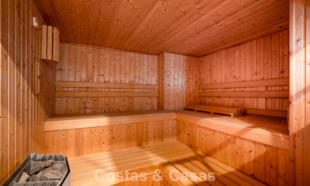 Majestuosa villa modernamente renovada con vistas panorámicas al mar en venta en una amplia parcela al este del centro de Marbella 796523