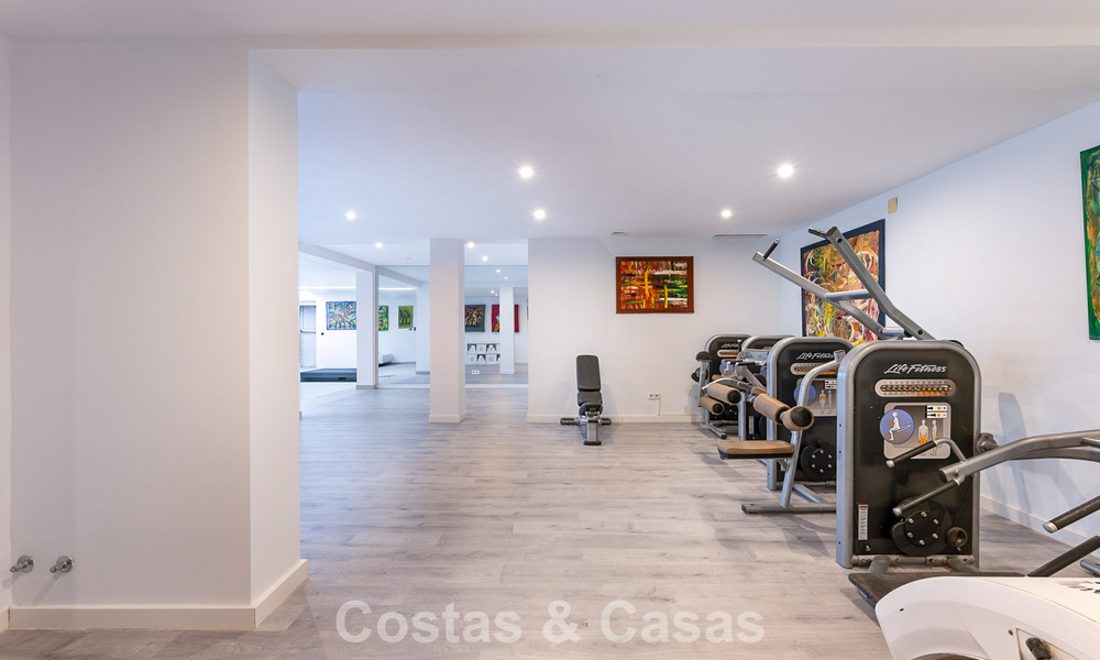 Majestuosa villa modernamente renovada con vistas panorámicas al mar en venta en una amplia parcela al este del centro de Marbella 796524