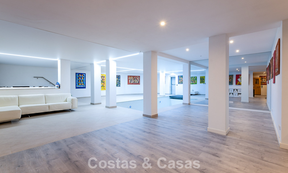 Majestuosa villa modernamente renovada con vistas panorámicas al mar en venta en una amplia parcela al este del centro de Marbella 796525