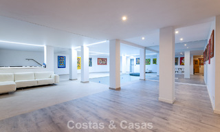 Majestuosa villa modernamente renovada con vistas panorámicas al mar en venta en una amplia parcela al este del centro de Marbella 796525 