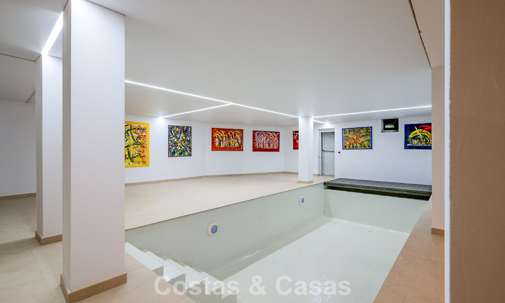 Majestuosa villa modernamente renovada con vistas panorámicas al mar en venta en una amplia parcela al este del centro de Marbella 796527