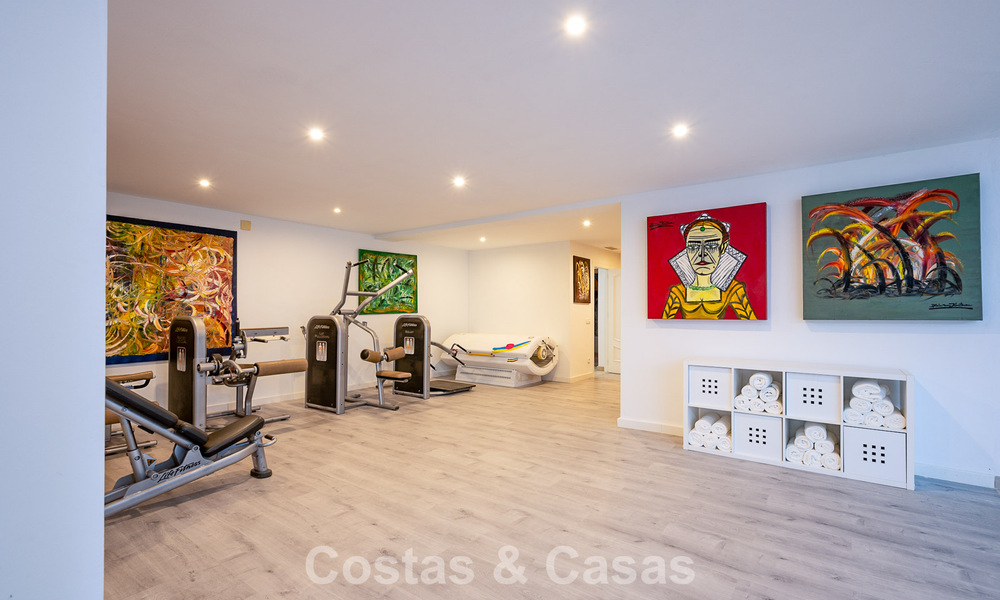 Majestuosa villa modernamente renovada con vistas panorámicas al mar en venta en una amplia parcela al este del centro de Marbella 796528