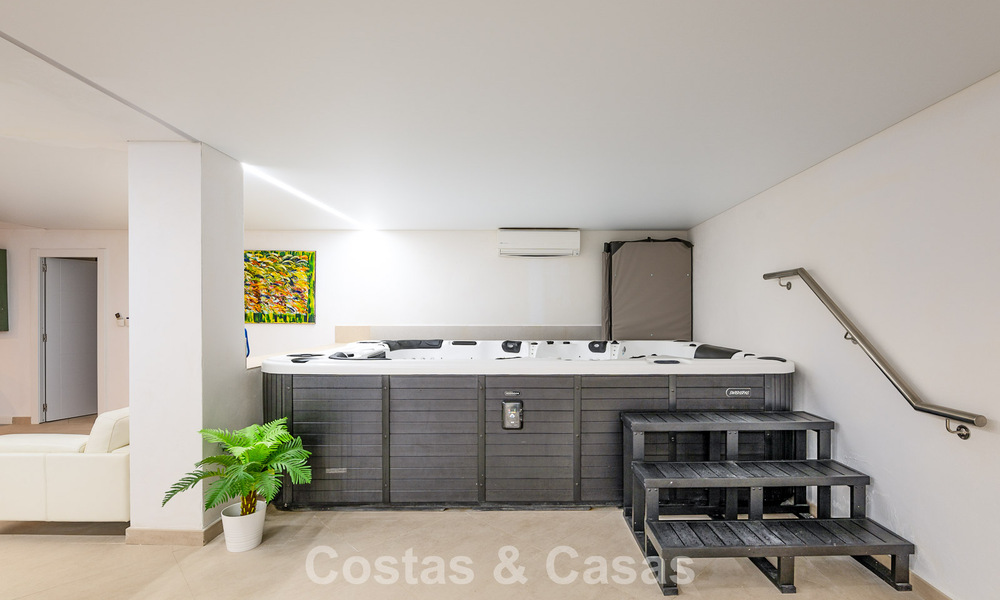 Majestuosa villa modernamente renovada con vistas panorámicas al mar en venta en una amplia parcela al este del centro de Marbella 796529