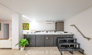 Majestuosa villa modernamente renovada con vistas panorámicas al mar en venta en una amplia parcela al este del centro de Marbella 796529 