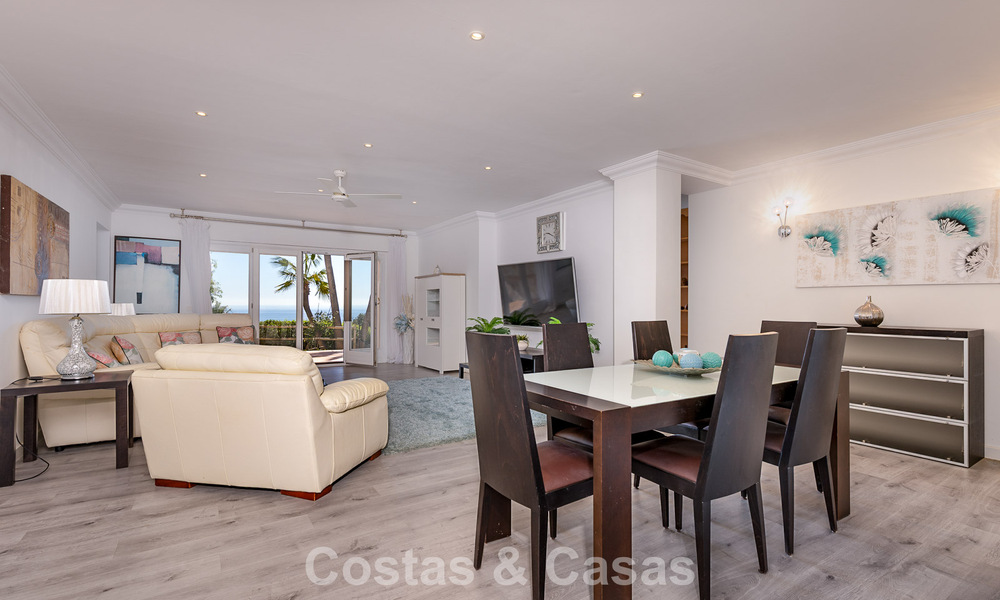 Majestuosa villa modernamente renovada con vistas panorámicas al mar en venta en una amplia parcela al este del centro de Marbella 796530