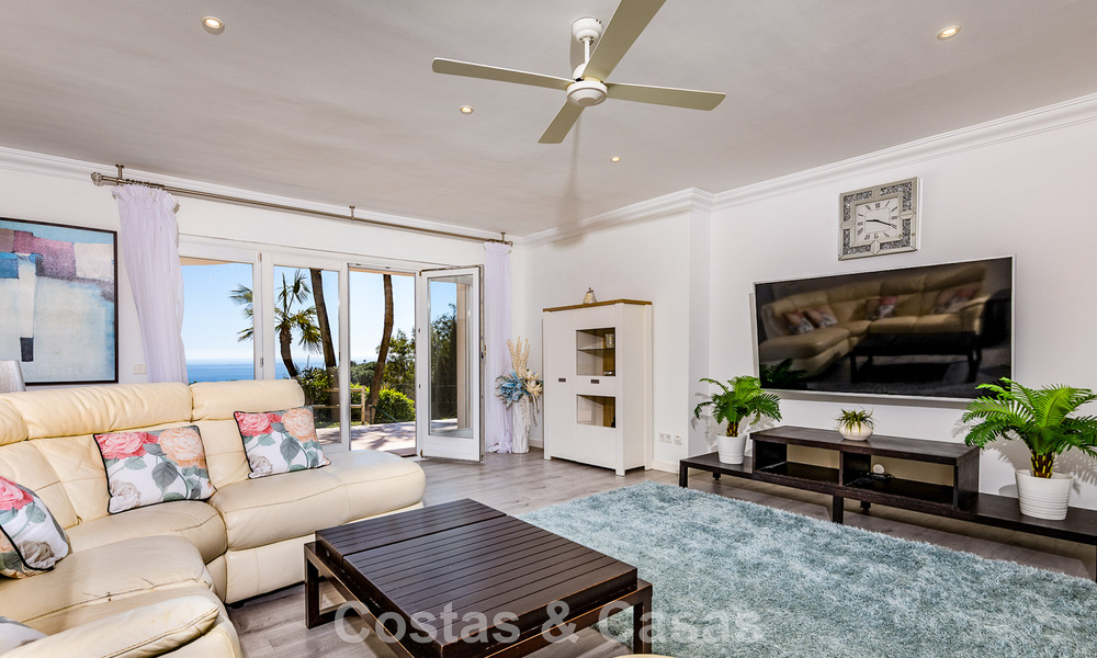 Majestuosa villa modernamente renovada con vistas panorámicas al mar en venta en una amplia parcela al este del centro de Marbella 796531
