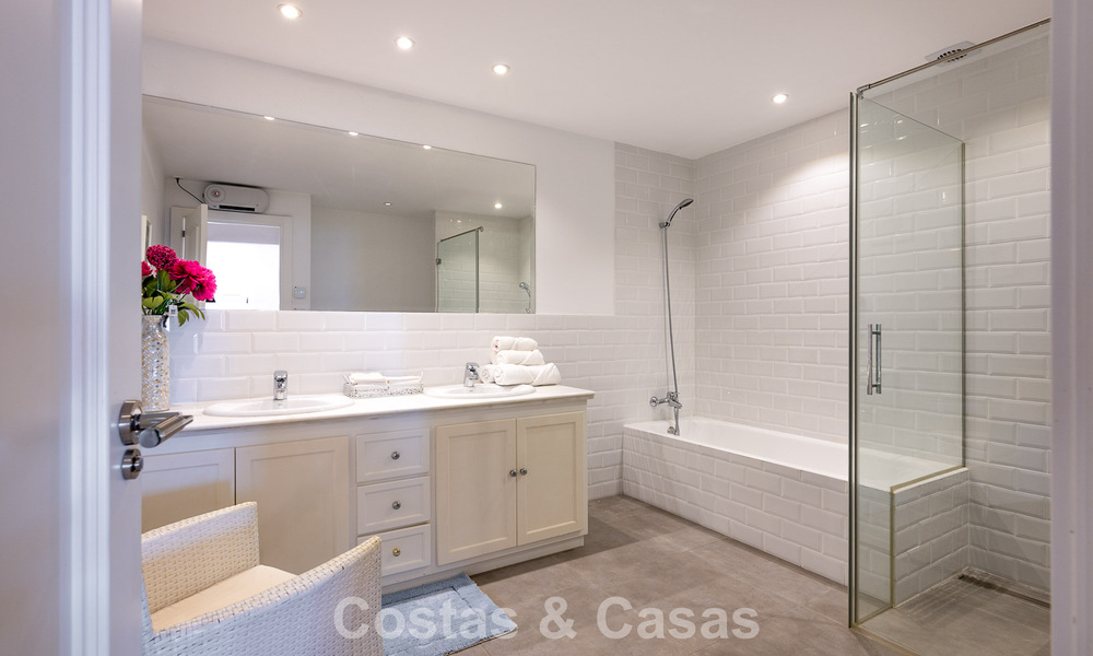 Majestuosa villa modernamente renovada con vistas panorámicas al mar en venta en una amplia parcela al este del centro de Marbella 796532