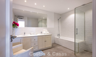 Majestuosa villa modernamente renovada con vistas panorámicas al mar en venta en una amplia parcela al este del centro de Marbella 796532 