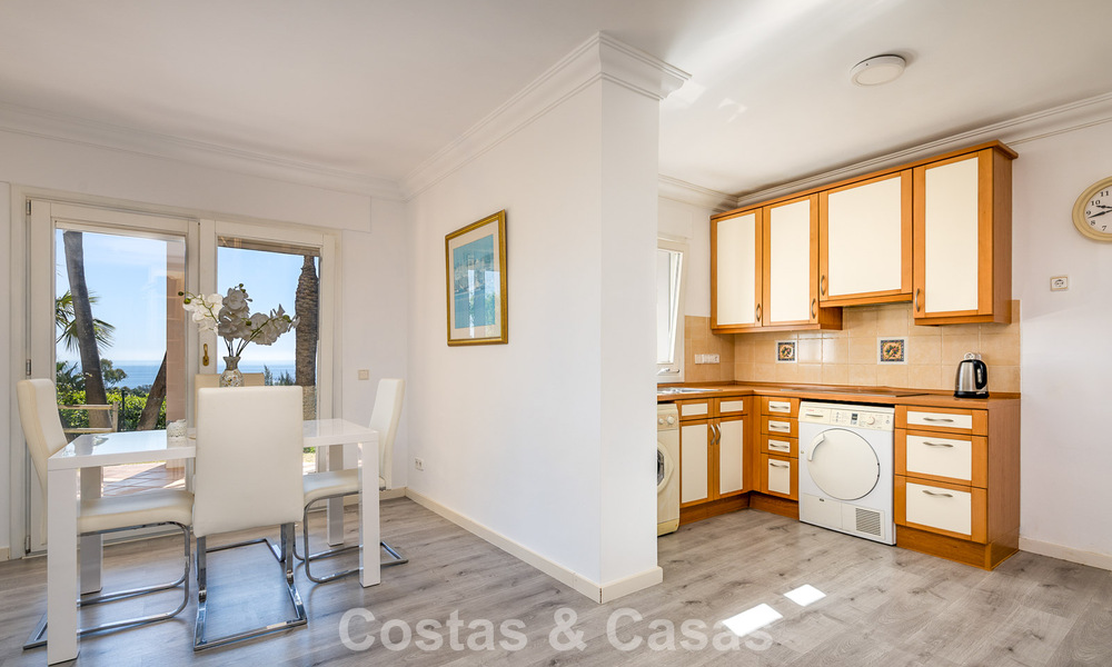 Majestuosa villa modernamente renovada con vistas panorámicas al mar en venta en una amplia parcela al este del centro de Marbella 796534