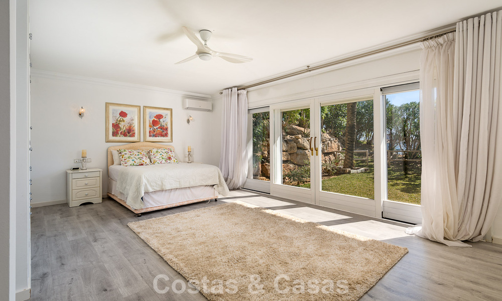 Majestuosa villa modernamente renovada con vistas panorámicas al mar en venta en una amplia parcela al este del centro de Marbella 796535