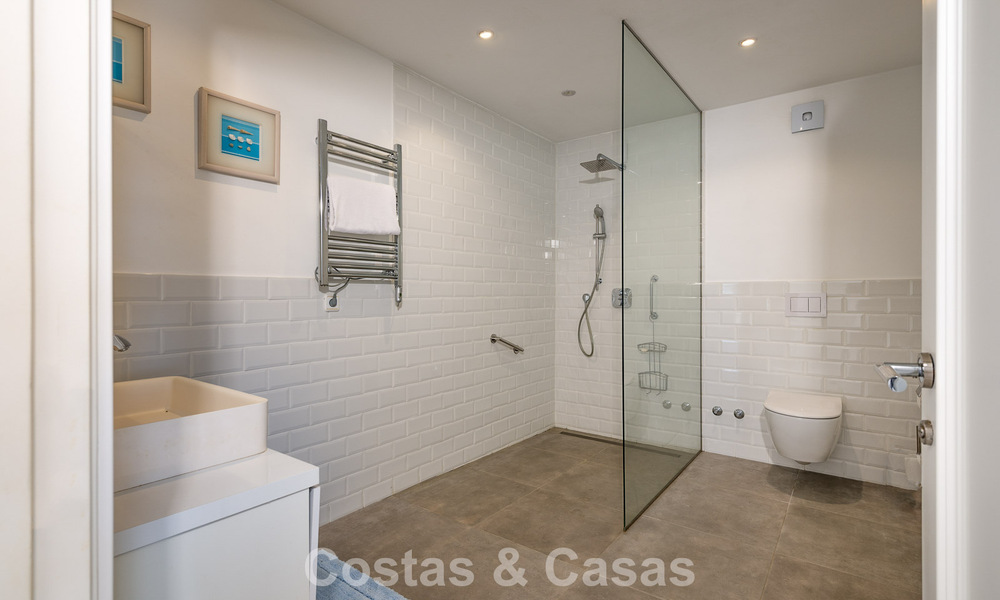 Majestuosa villa modernamente renovada con vistas panorámicas al mar en venta en una amplia parcela al este del centro de Marbella 796536