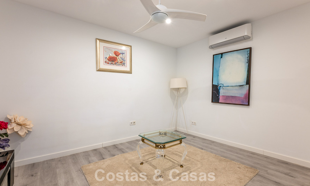 Majestuosa villa modernamente renovada con vistas panorámicas al mar en venta en una amplia parcela al este del centro de Marbella 796537