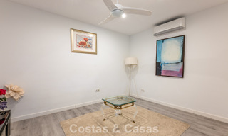 Majestuosa villa modernamente renovada con vistas panorámicas al mar en venta en una amplia parcela al este del centro de Marbella 796537 