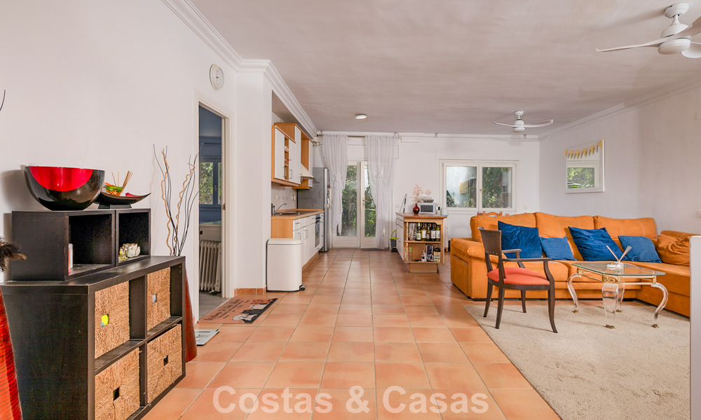 Majestuosa villa modernamente renovada con vistas panorámicas al mar en venta en una amplia parcela al este del centro de Marbella 796538