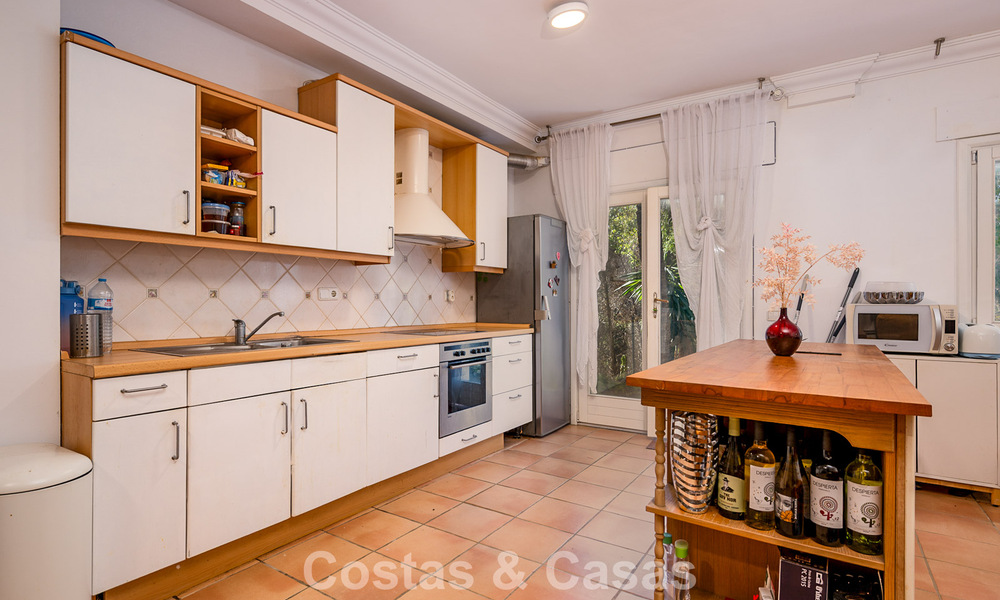 Majestuosa villa modernamente renovada con vistas panorámicas al mar en venta en una amplia parcela al este del centro de Marbella 796539