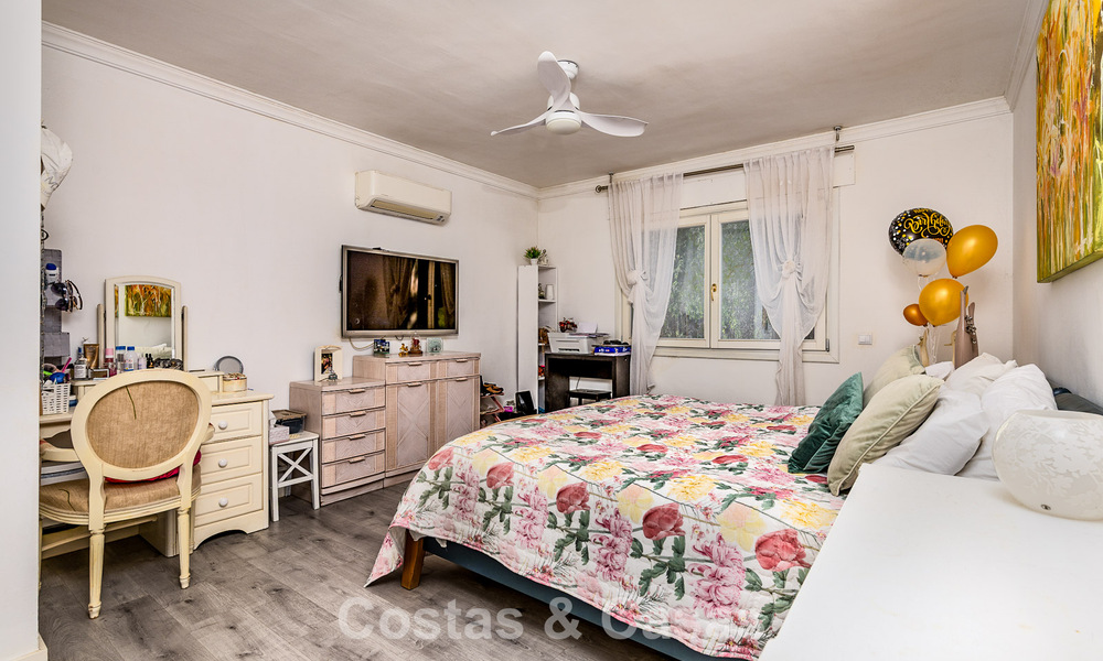 Majestuosa villa modernamente renovada con vistas panorámicas al mar en venta en una amplia parcela al este del centro de Marbella 796540