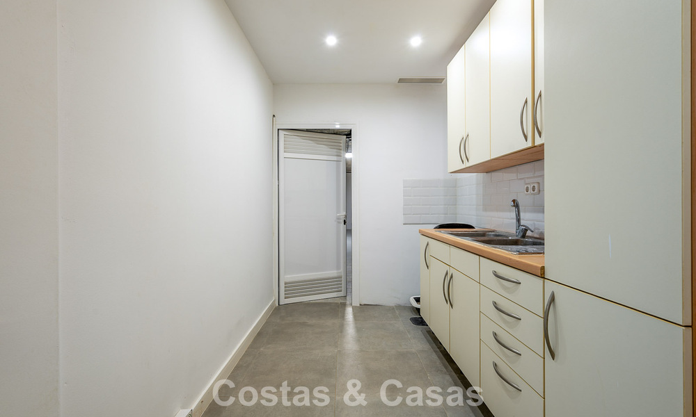 Majestuosa villa modernamente renovada con vistas panorámicas al mar en venta en una amplia parcela al este del centro de Marbella 796541