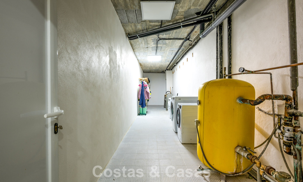 Majestuosa villa modernamente renovada con vistas panorámicas al mar en venta en una amplia parcela al este del centro de Marbella 796542