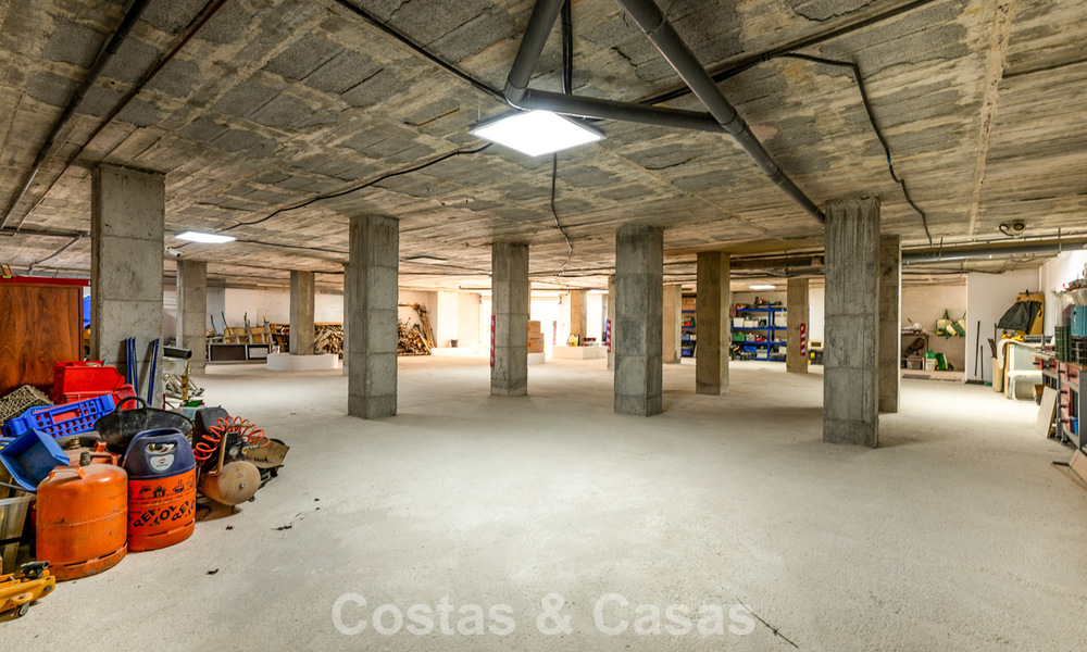 Majestuosa villa modernamente renovada con vistas panorámicas al mar en venta en una amplia parcela al este del centro de Marbella 796543