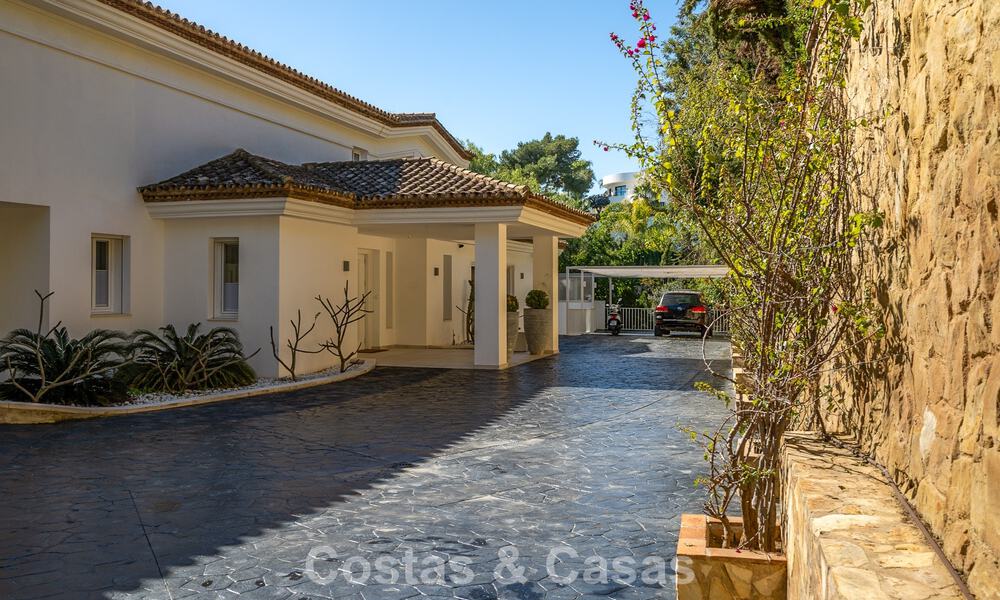 Majestuosa villa modernamente renovada con vistas panorámicas al mar en venta en una amplia parcela al este del centro de Marbella 796544