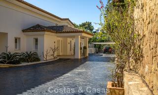 Majestuosa villa modernamente renovada con vistas panorámicas al mar en venta en una amplia parcela al este del centro de Marbella 796544 