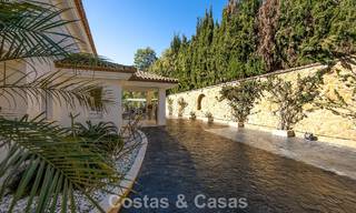 Majestuosa villa modernamente renovada con vistas panorámicas al mar en venta en una amplia parcela al este del centro de Marbella 796545 