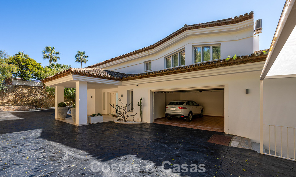 Majestuosa villa modernamente renovada con vistas panorámicas al mar en venta en una amplia parcela al este del centro de Marbella 796546