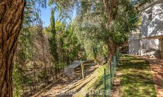 Majestuosa villa modernamente renovada con vistas panorámicas al mar en venta en una amplia parcela al este del centro de Marbella 796547 