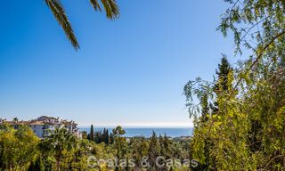 Majestuosa villa modernamente renovada con vistas panorámicas al mar en venta en una amplia parcela al este del centro de Marbella 796548 