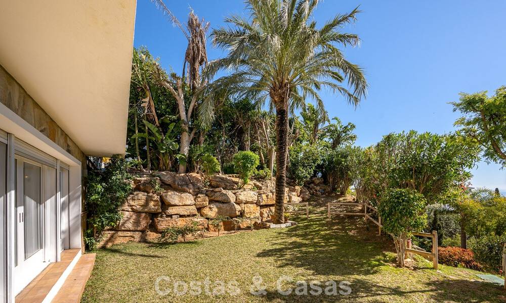Majestuosa villa modernamente renovada con vistas panorámicas al mar en venta en una amplia parcela al este del centro de Marbella 796549