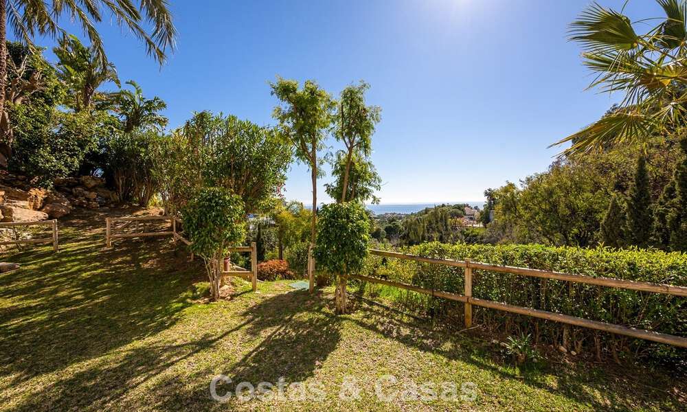 Majestuosa villa modernamente renovada con vistas panorámicas al mar en venta en una amplia parcela al este del centro de Marbella 796550