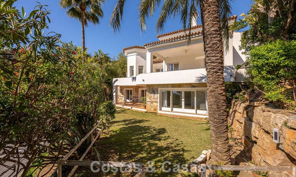 Majestuosa villa modernamente renovada con vistas panorámicas al mar en venta en una amplia parcela al este del centro de Marbella 796551