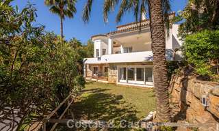Majestuosa villa modernamente renovada con vistas panorámicas al mar en venta en una amplia parcela al este del centro de Marbella 796551 