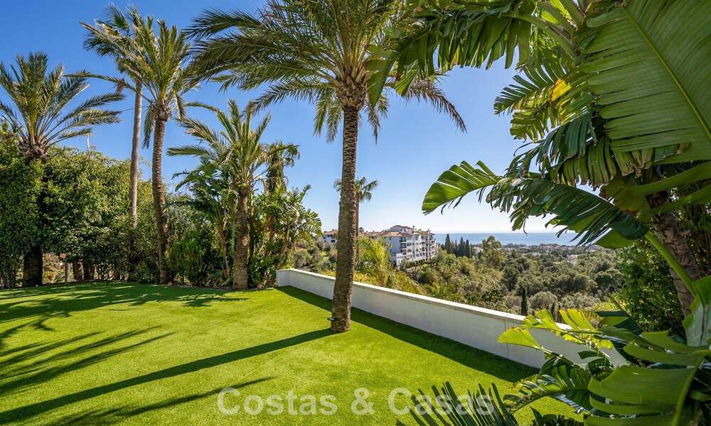 Majestuosa villa modernamente renovada con vistas panorámicas al mar en venta en una amplia parcela al este del centro de Marbella 796552