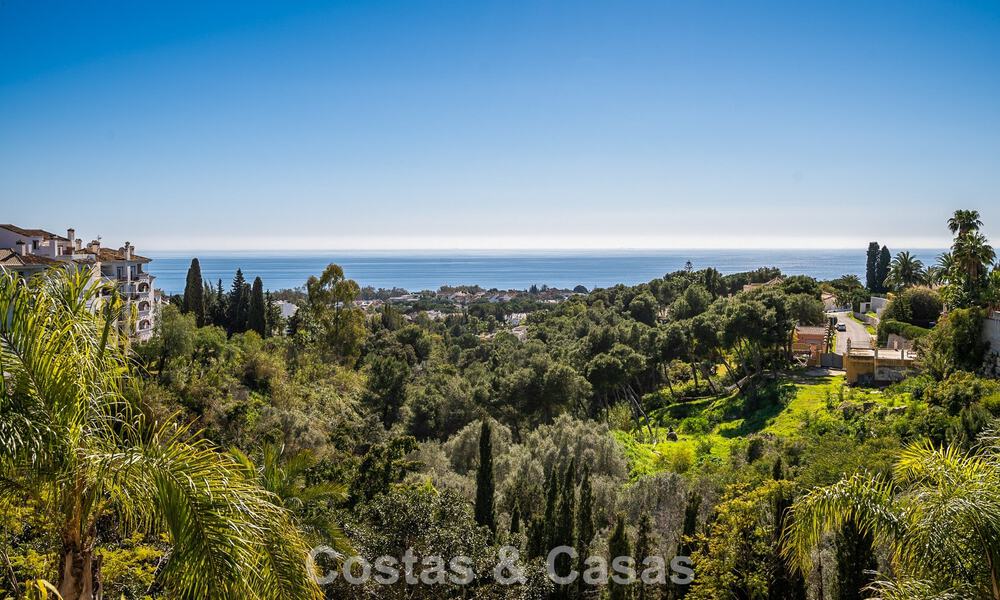 Majestuosa villa modernamente renovada con vistas panorámicas al mar en venta en una amplia parcela al este del centro de Marbella 796553