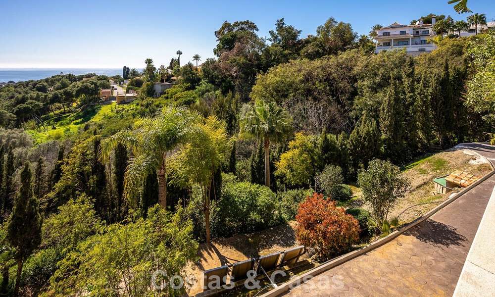 Majestuosa villa modernamente renovada con vistas panorámicas al mar en venta en una amplia parcela al este del centro de Marbella 796554