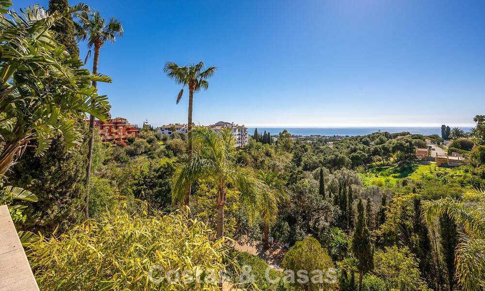Majestuosa villa modernamente renovada con vistas panorámicas al mar en venta en una amplia parcela al este del centro de Marbella 796555