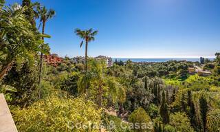 Majestuosa villa modernamente renovada con vistas panorámicas al mar en venta en una amplia parcela al este del centro de Marbella 796555 
