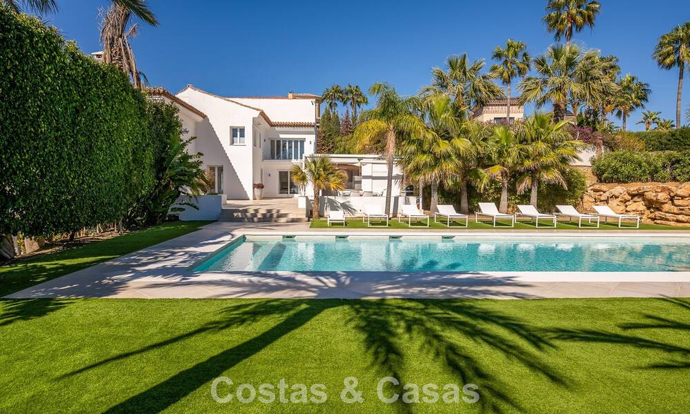Majestuosa villa modernamente renovada con vistas panorámicas al mar en venta en una amplia parcela al este del centro de Marbella 796556