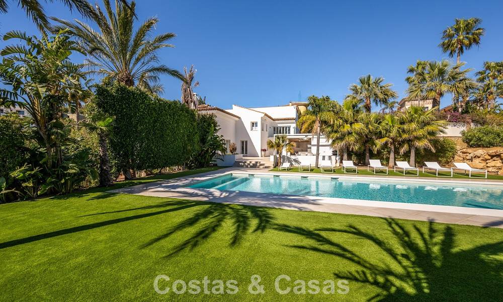 Majestuosa villa modernamente renovada con vistas panorámicas al mar en venta en una amplia parcela al este del centro de Marbella 796557