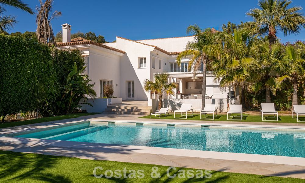 Majestuosa villa modernamente renovada con vistas panorámicas al mar en venta en una amplia parcela al este del centro de Marbella 796558