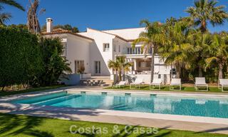 Majestuosa villa modernamente renovada con vistas panorámicas al mar en venta en una amplia parcela al este del centro de Marbella 796558 