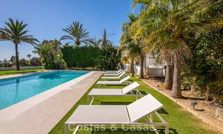 Majestuosa villa modernamente renovada con vistas panorámicas al mar en venta en una amplia parcela al este del centro de Marbella 796561 