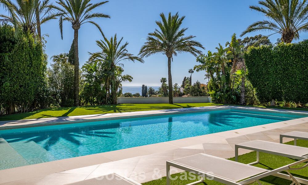 Majestuosa villa modernamente renovada con vistas panorámicas al mar en venta en una amplia parcela al este del centro de Marbella 796562