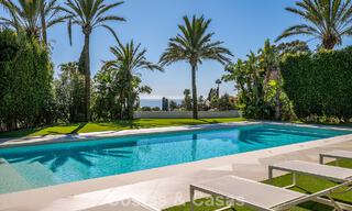 Majestuosa villa modernamente renovada con vistas panorámicas al mar en venta en una amplia parcela al este del centro de Marbella 796562 