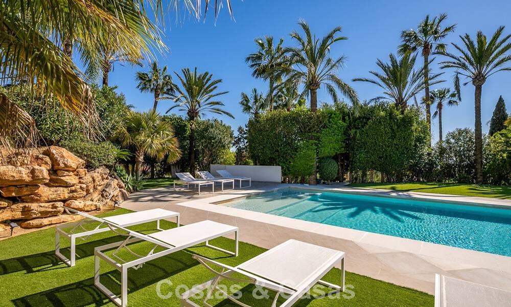 Majestuosa villa modernamente renovada con vistas panorámicas al mar en venta en una amplia parcela al este del centro de Marbella 796563