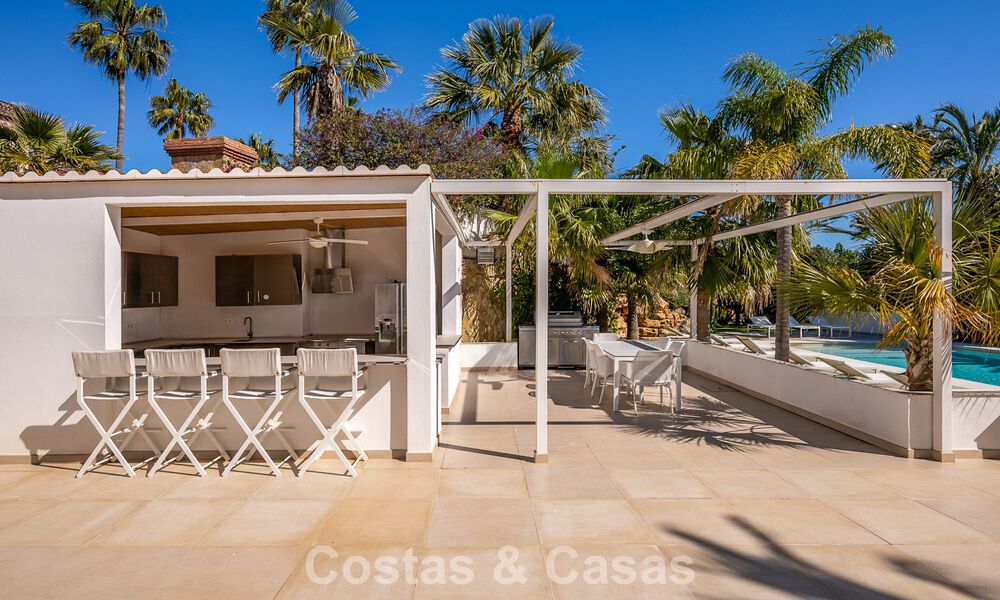 Majestuosa villa modernamente renovada con vistas panorámicas al mar en venta en una amplia parcela al este del centro de Marbella 796565