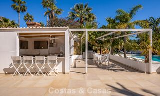 Majestuosa villa modernamente renovada con vistas panorámicas al mar en venta en una amplia parcela al este del centro de Marbella 796565 